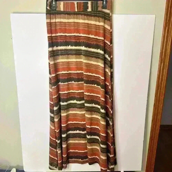 Roz & Ali A-Line Maxi Skirt. Small. Pull on. Aztec Pattern. EUC - Picture 1 of 9